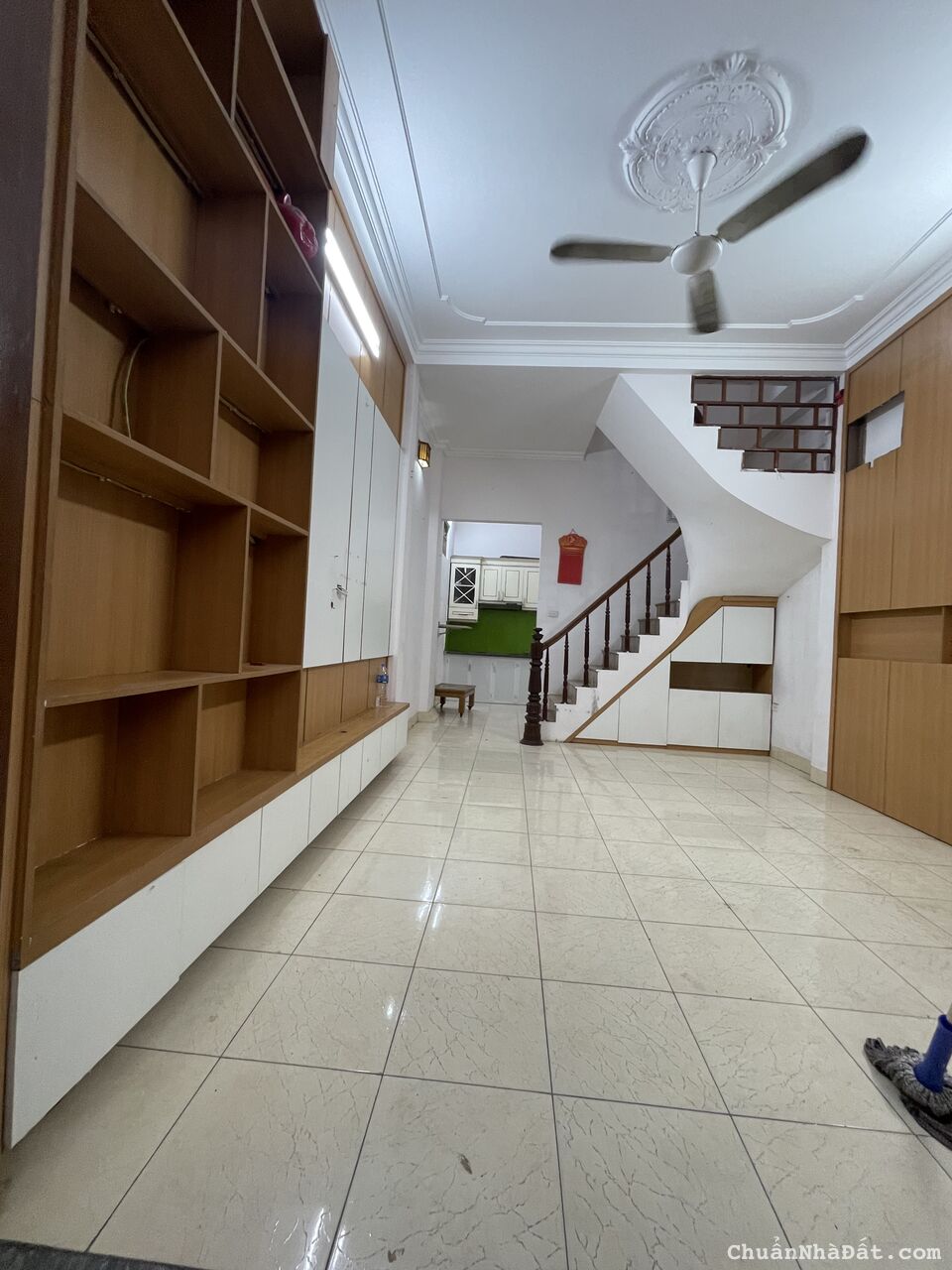 Bán nhà trong ngõ đường lạc long quân 40m2 x 3 tầng giá 4,5 tỷ.