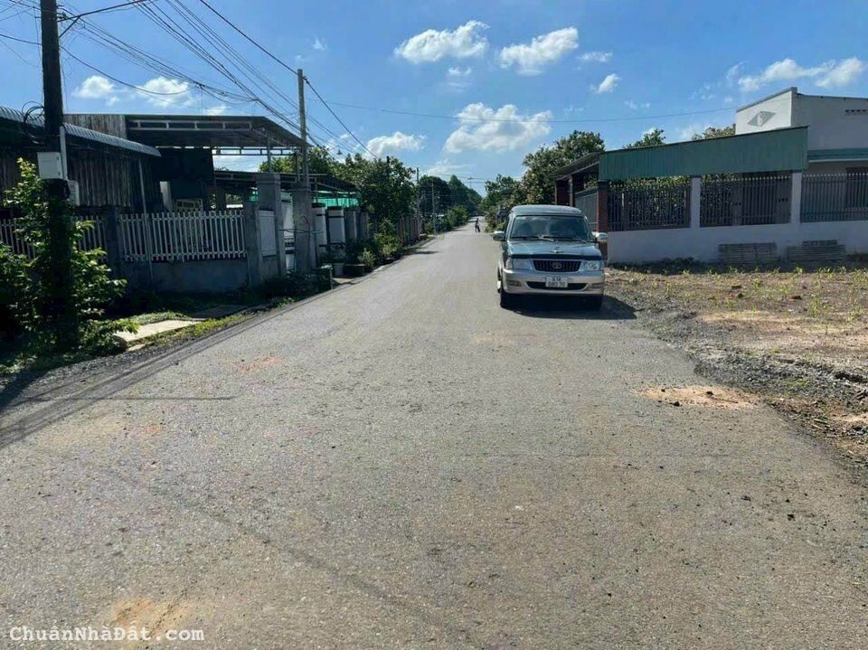 750tr sở hữu Lô đất đẹp 2mt đường nhựa full thổ cư ngay trung tâm thị xã Chơn Thành