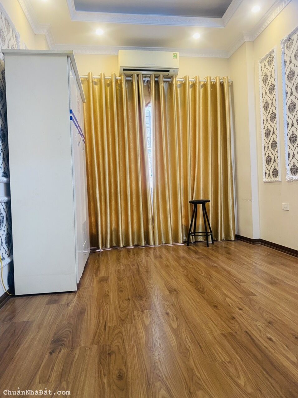 Bán nhà Đường Giải Phóng mặt ngõ 4 chỗ vào nhà - kinh doanh sầm uất, MT 3.8m, 5.6 Tỷ