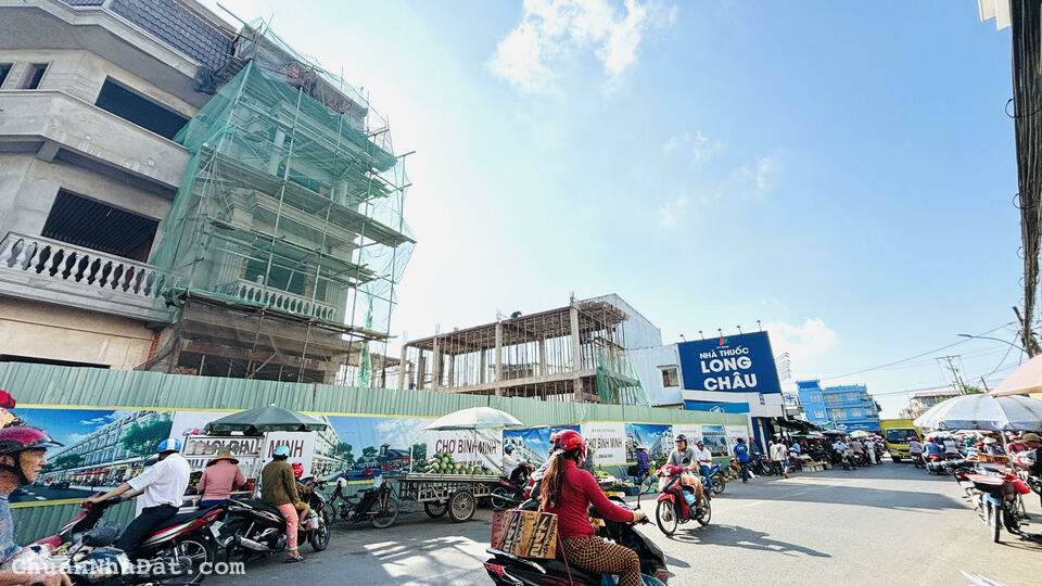 Bán nhà phố mặt tiền đường Ngô Quyền, trục chính chợ Bình Minh