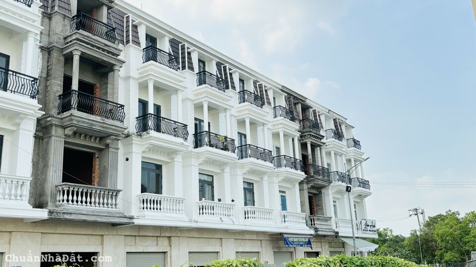 Bán nhà phố 1 trệt 3 lầu, mặt tiền cổng chợ Bình Minh