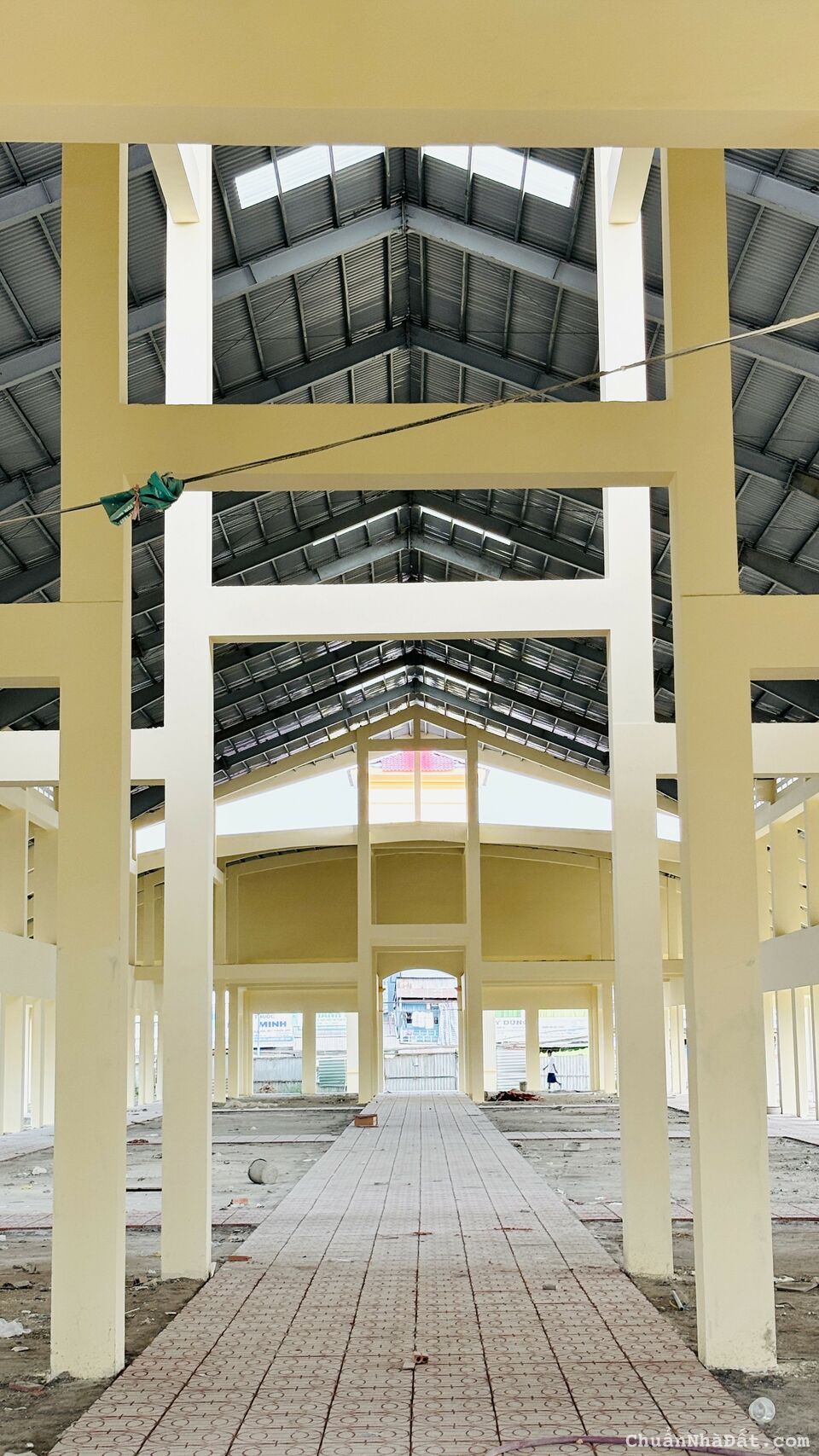 Bán nhà phố 1 trệt 3 lầu, mặt tiền cổng chợ Bình Minh