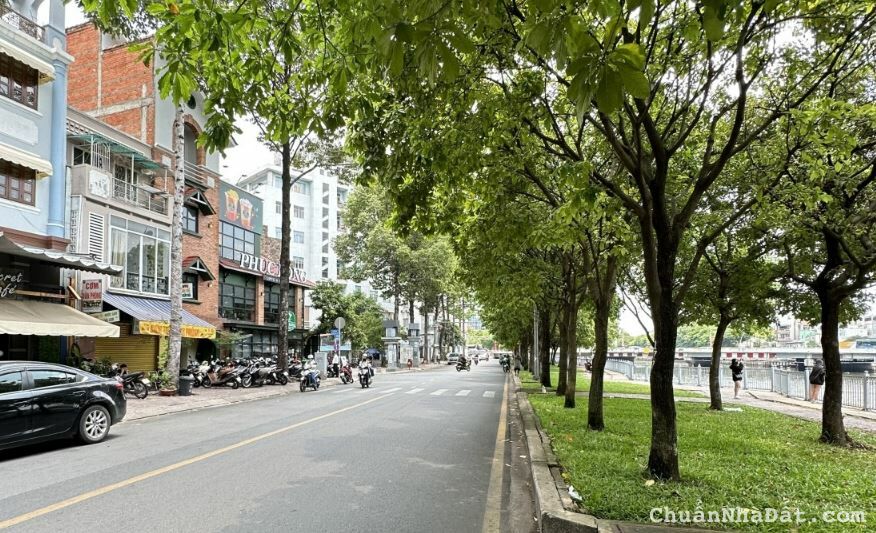 Cần bán nhà mặt tiền Hoàng Sa, Phường Tân Định, Quận 1. DT: 3,6 x 13,3. Giá 12 tỷ vnđ.