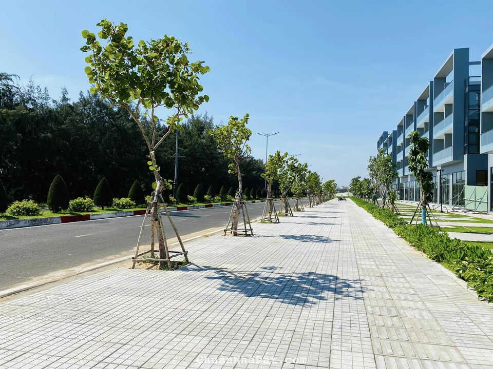 SANG NHƯỢNG SHOPHOUSE BIỂN MẶT ĐỘC LẬP TẠI L AURORA PHÚ YÊN.