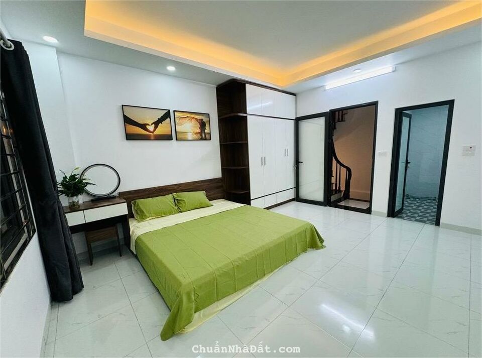 Siêu phẩm 6 tầng có thang máy, bán nhà Nguyễn Văn Linh Long Biên, 45m2 giá 5tỷ8, ô tô đỗ cổng