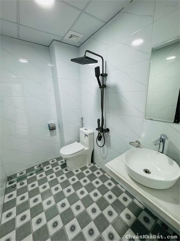 Siêu phẩm 6 tầng có thang máy, bán nhà Nguyễn Văn Linh Long Biên, 45m2 giá 5tỷ8, ô tô đỗ cổng