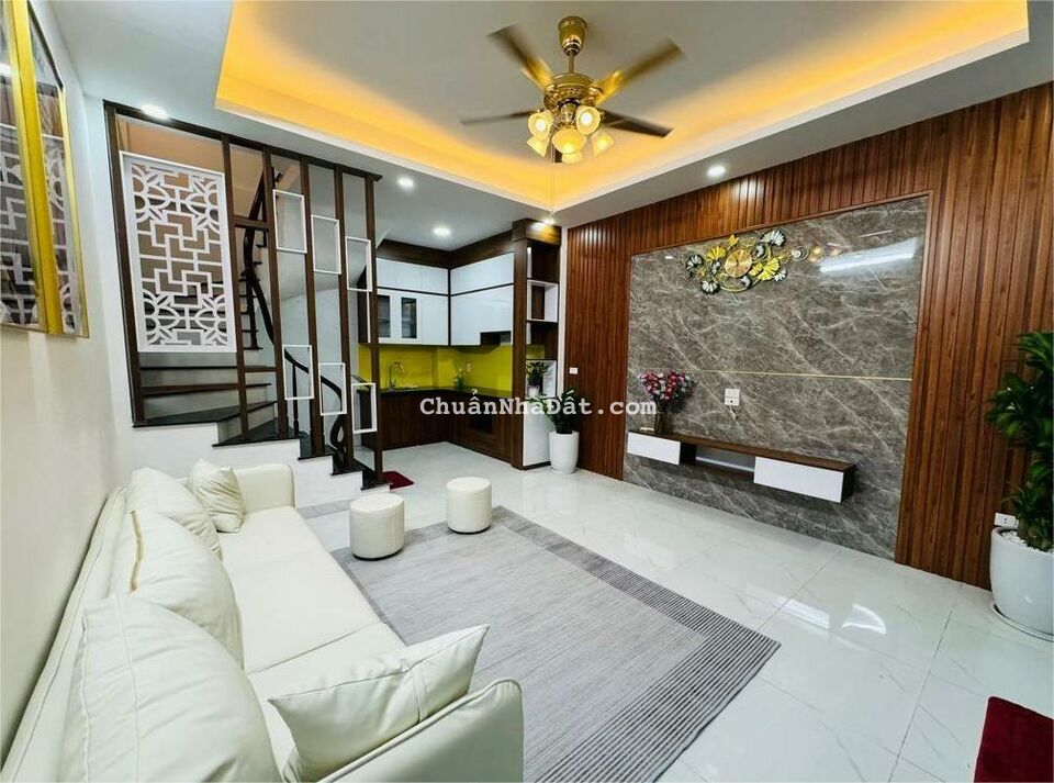 Siêu phẩm 6 tầng có thang máy, bán nhà Nguyễn Văn Linh Long Biên, 45m2 giá 5tỷ8, ô tô đỗ cổng