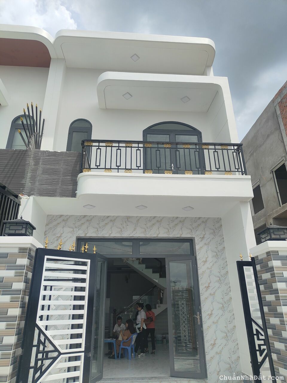 Nhà đẹp mới xây, sổ sẵn, giá rẻ