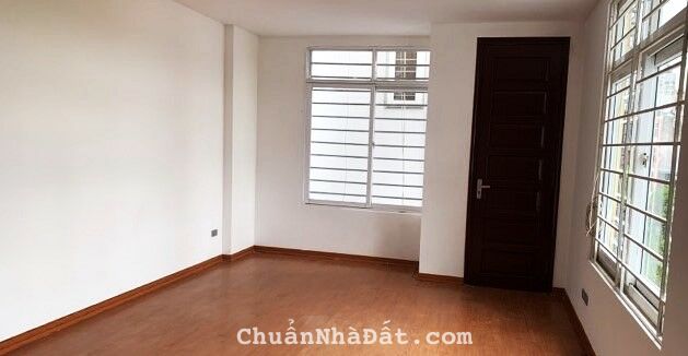 Bán nhà phố Đội Cấn, 40m x 5 tầng, giá 11,8 tỷ