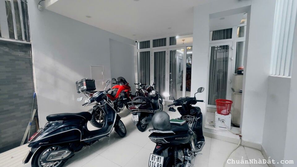 🏡VIP Quận 5-Bán Nhà 3 Mặt Tiền Hẻm Nguyễn Trải-Ôtô Vào Nhà-4Tầng 4.5X23,Tặng Nội Thất 