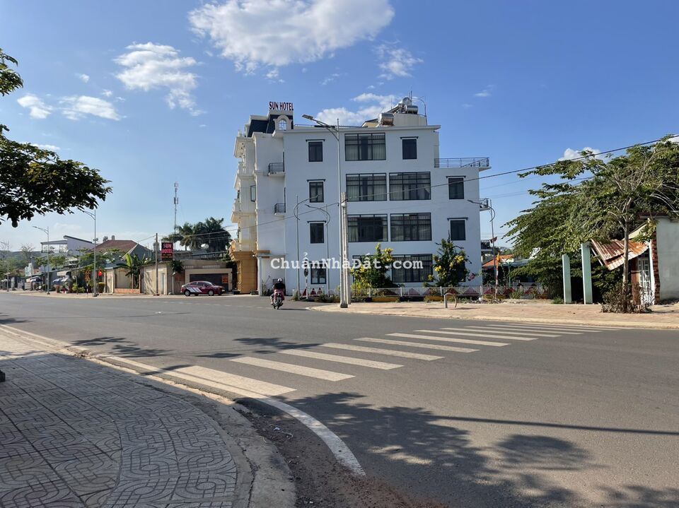 Bán khách sạn đang cho thuê ngay TTTP đồng xoài Bình Phước 225m2 SHR 13.5 tỷ.  Lh:0978077345.