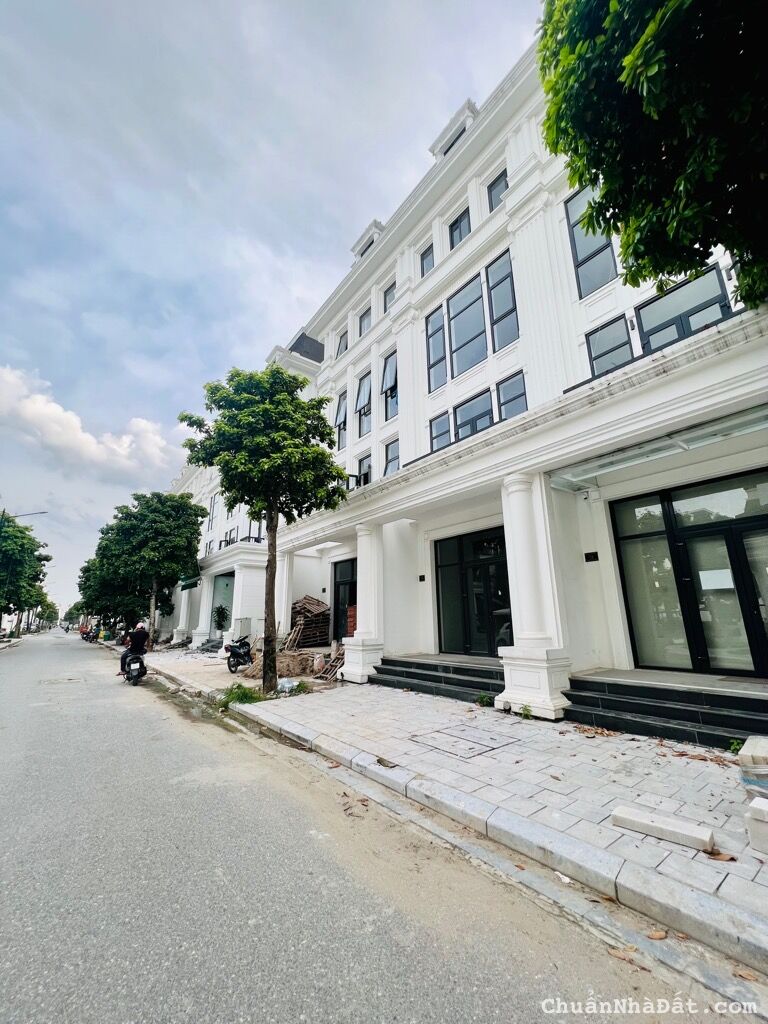 NHÀ PHỐ LIỀN KỀ TTTP HÀ NỘI 94M x 5 TẦNG VĨA HÈ KINH DOANH SỔ ĐỎ CHỈ 23 tỷ. LH:0972568758