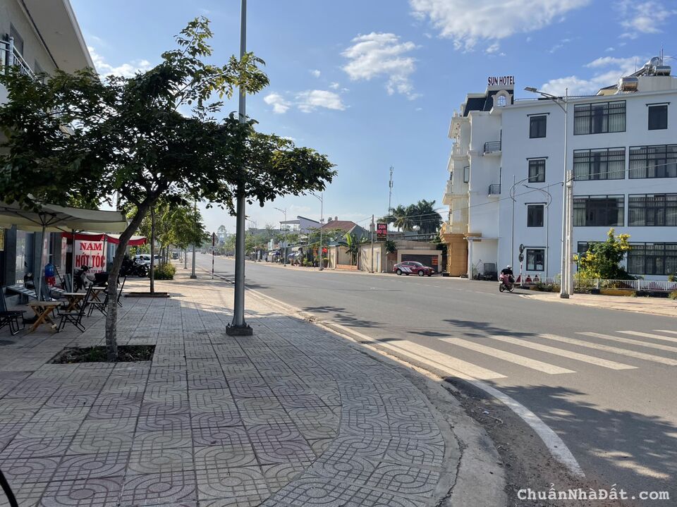 Bán khách sạn đang cho thuê ngay TTTP đồng xoài Bình Phước 225m2 SHR 13.5 tỷ.  Lh:0978077345.