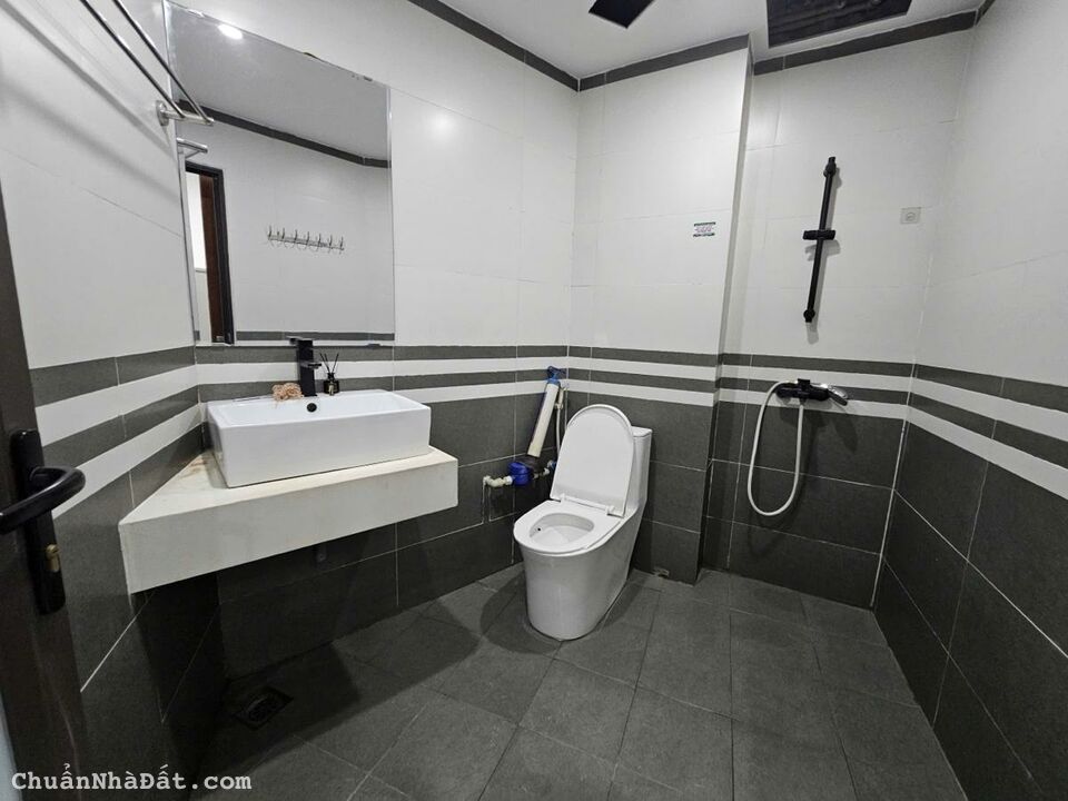 Ối dồi ôi !!! 6.3 tỷ .Nguyễn Trãi, gần phố , trước nhà thoáng sáng,nhà mới, tặng full nội thất,