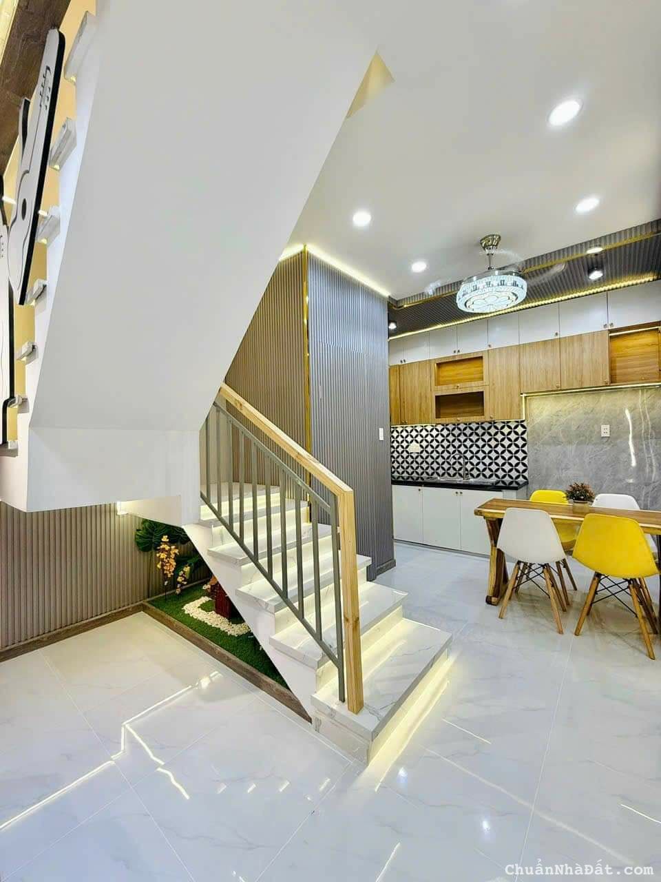 Nhà siêu mới tại chợ Bình Chánh cách QL 1A 100m.