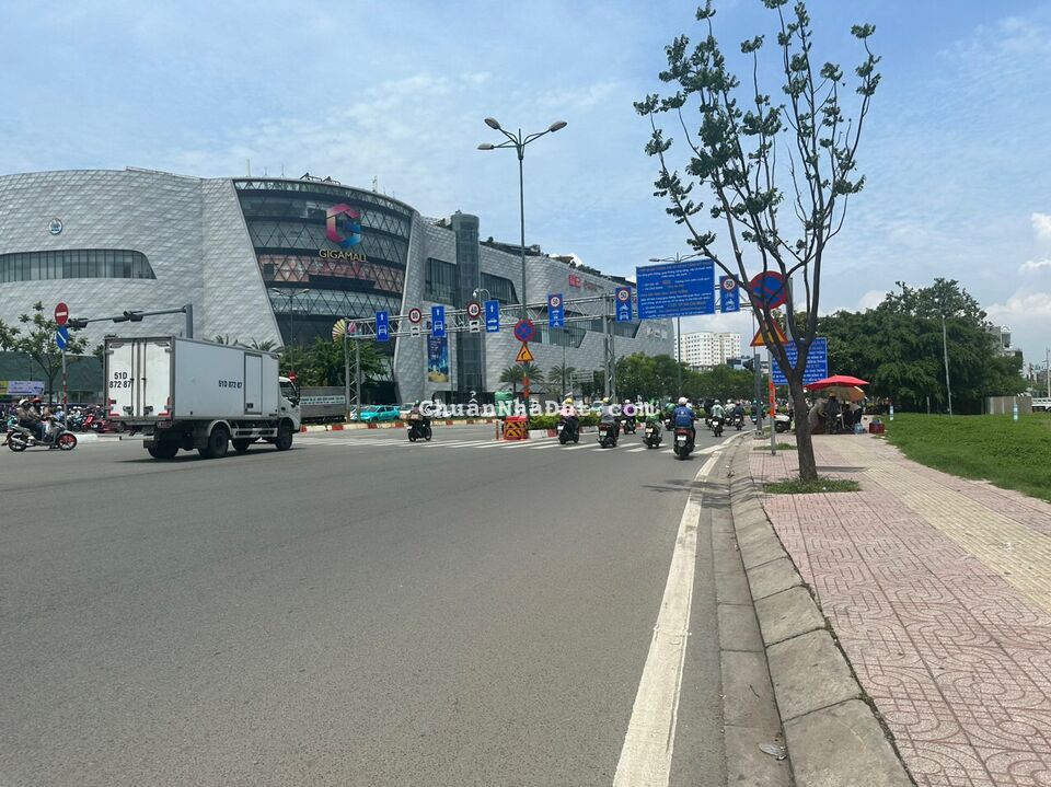 Nhà 2 Lầu Đối diện GigaMall, 2MT trước sau Đường PVĐồng, Vị Trí đắc địa, KD buôn bán siêu tốt