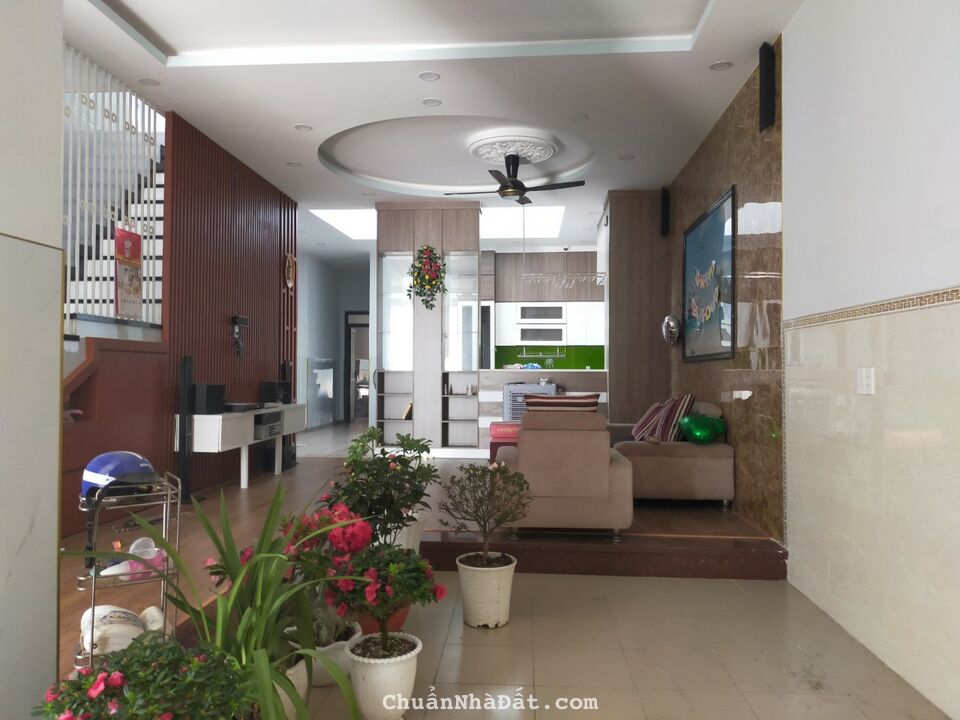 Nhà Dạng BT mini, dt 128m2, 2 lầu, 5PN, Gara oto trong nhà, view công viên sau nhà, 