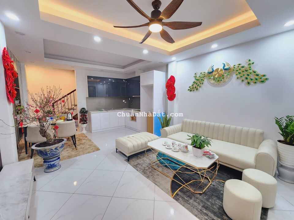 Cần Bán Nhà Quận Thanh Xuân, Sát Royal City, DT 35m2 x 4T, Chỉ 4.5 Tỷ, Ngõ Nông Gần Phố.
