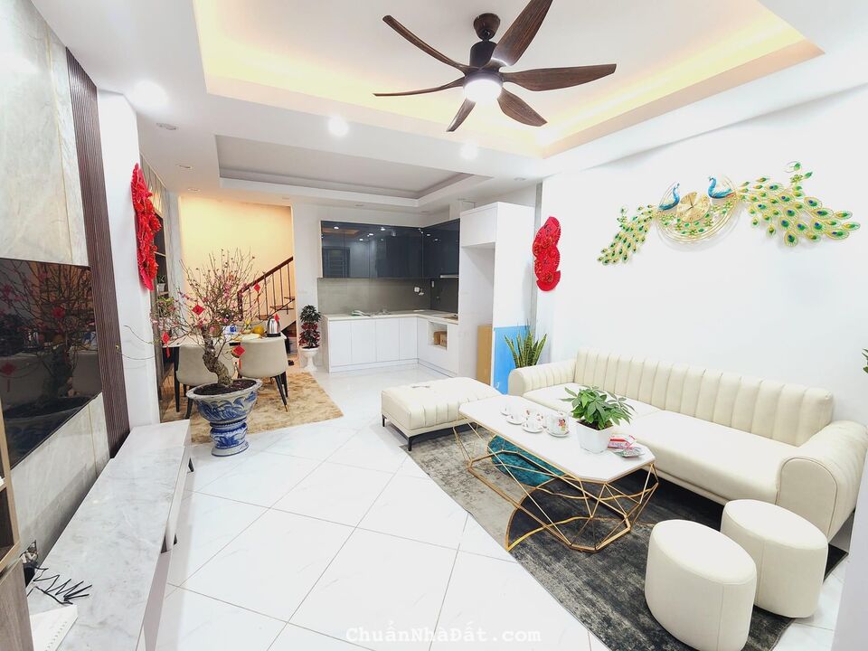 Cần Bán Nhà Quận Thanh Xuân, Sát Royal City, DT 35m2 x 4T, Chỉ 4.5 Tỷ, Ngõ Nông Gần Phố.