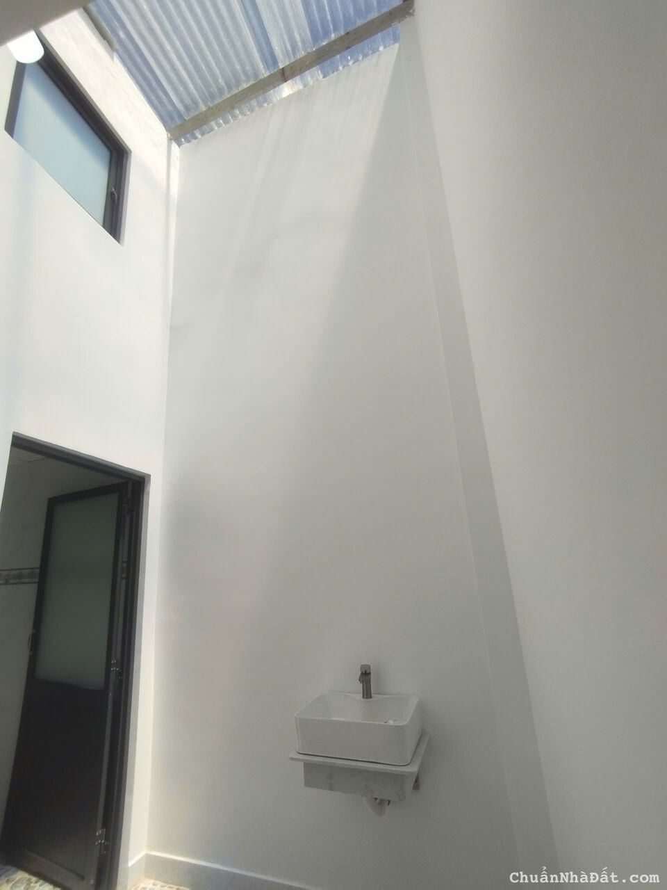 Nhà 1 trệt 1 lầu mới xây cách trung tâm 7p