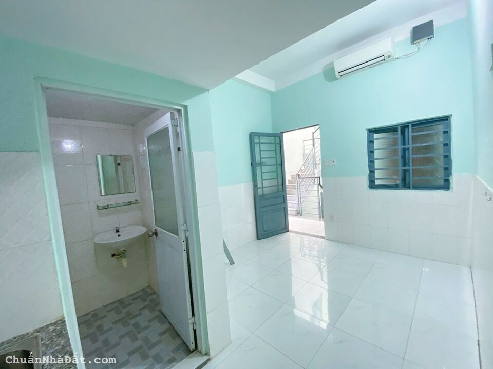 Rẻ Bình Thạnh (4tr5) - Cho thuê phòng gần đại học Văn Lang, có gác rộng, cửa sổ, máy lạnh, bếp