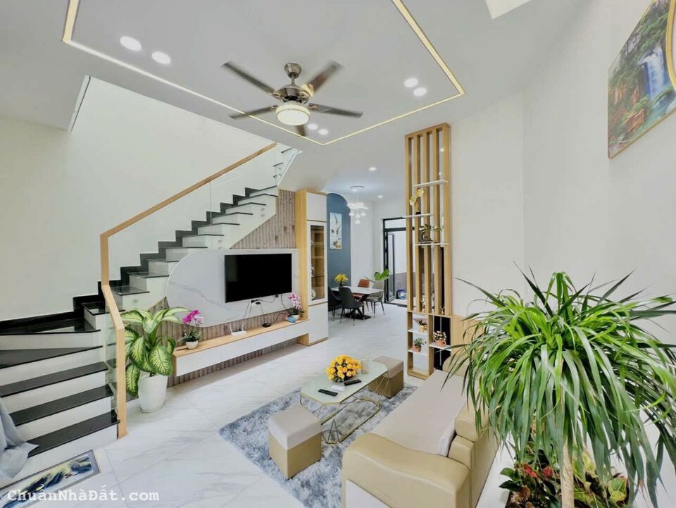 Bán nhà ngay đường trục chính kinh doanh buôn bán tốt .