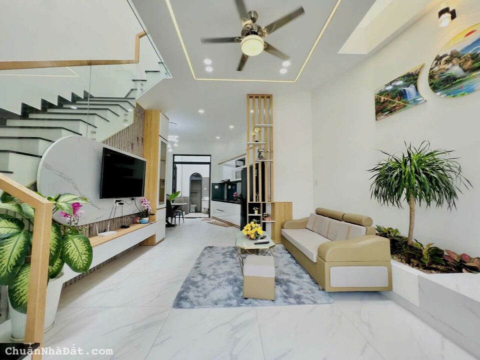 Bán nhà ngay đường trục chính kinh doanh buôn bán tốt .