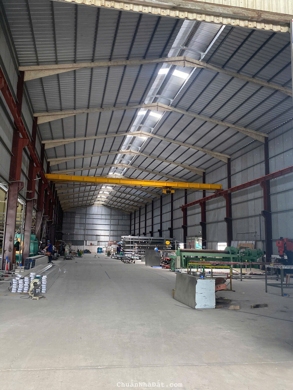 Cho thuê kho mặt tiền hoàng quốc việt, có văn phòng làm việc, trần cao 12m