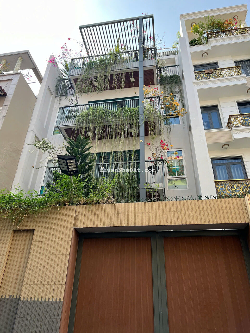 Định cư nước ngoài cần bán gấp nhà hẻm xe hơi đường Trần Hưng Đạo quận 1 ngang 4x17m 3 lầu