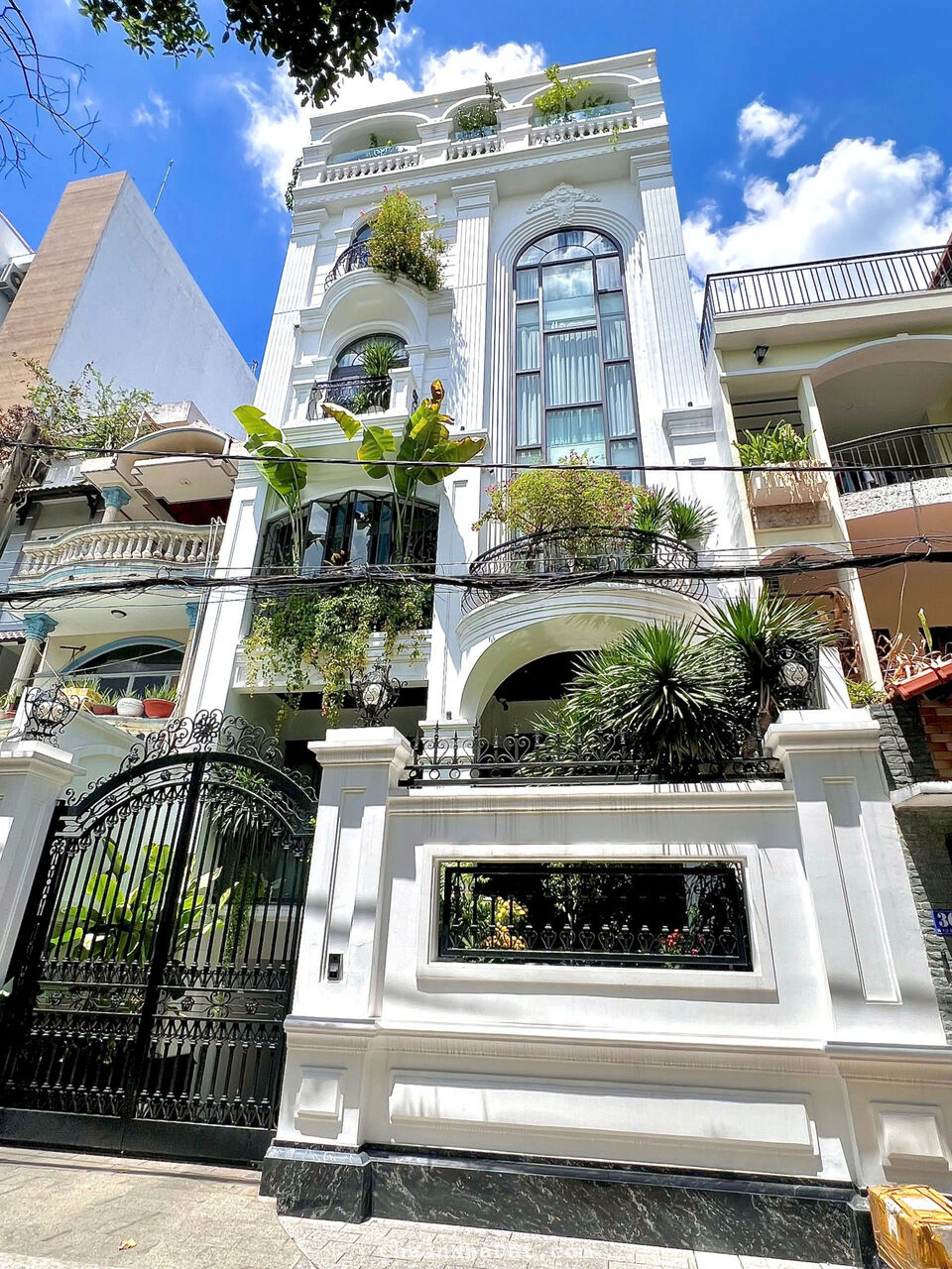 Nhà hẻm 8m 135 Trần Hưng Đạo Quận 1. DTCN 94m2, khu vực được xây 6 tầng giá 20 tỷ TL