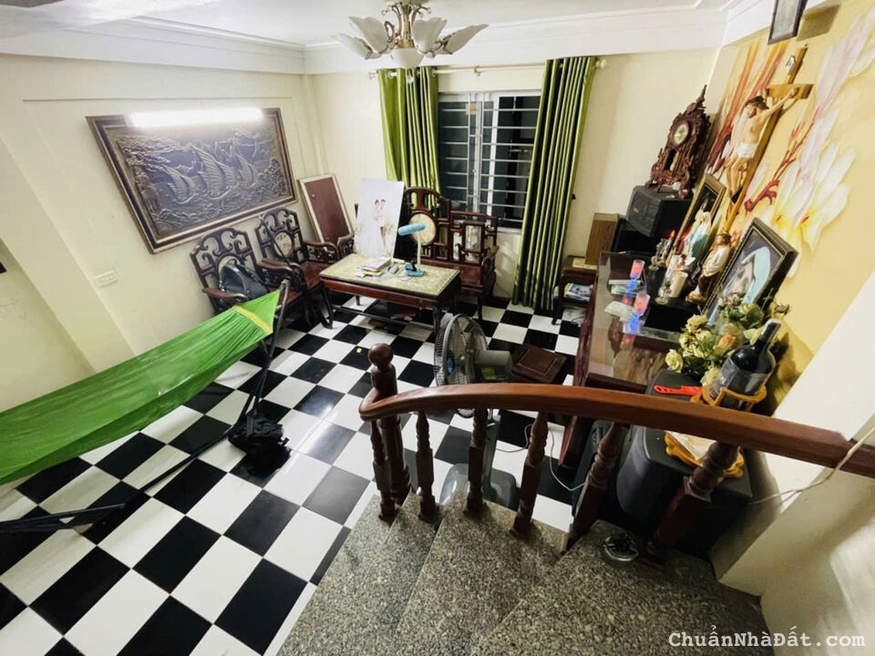 Bán nhà Trịnh Đình Cửu - Hoàng Mai, DT 40m2, Giá hơn 5 tỷ , oto đỗ cửa , Ngõ thông tứ trung .