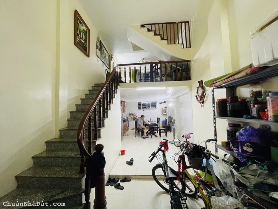 Bán nhà Trịnh Đình Cửu - Hoàng Mai, DT 40m2, Giá hơn 5 tỷ , oto đỗ cửa , Ngõ thông tứ trung .