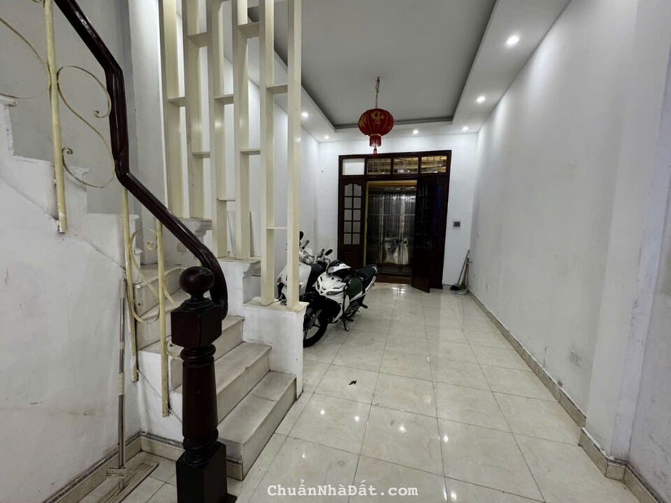 Bán Nhà Hoàng Văn Thái - TX , DT : 45m2 , Giá Hơn 8 Tỷ , Hai Thoáng , cách oto 15m