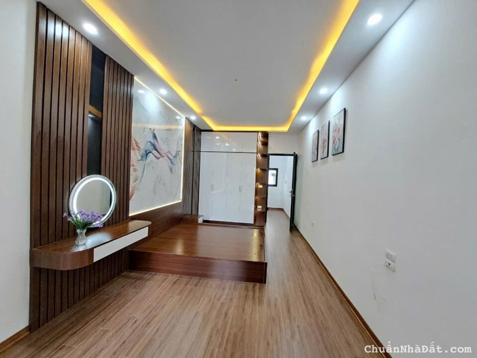 Bán nhà Lê Trọng Tấn - Thanh xuân, DT 40m2, Giá hơn 5 tỷ , oto 30m ,Lô góc.