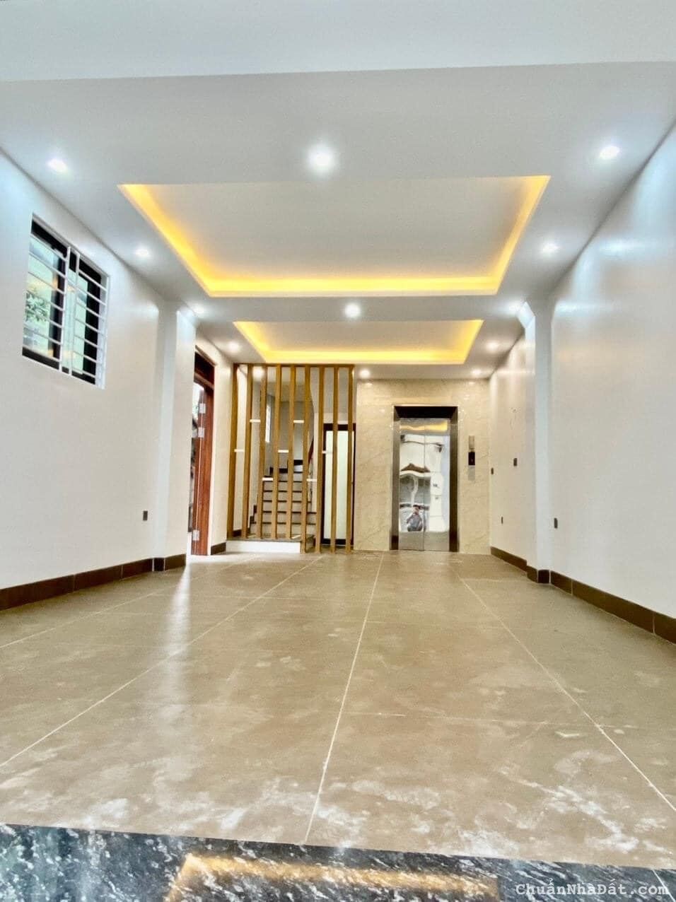 Bán nhà Cầu Giấy | 50m² | 6 tầng | Mặt tiền 4.7m | Gara MERCEDES - Thang máy