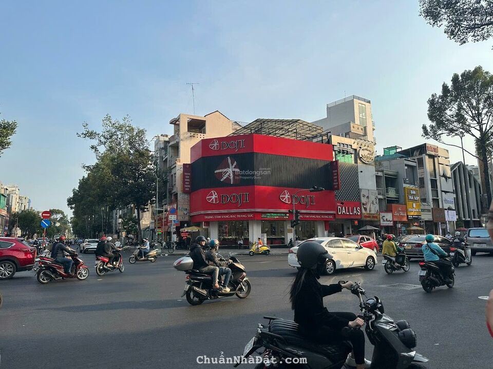 Góc 2MT 231 đường 3/2, P10, Quận 10. DT: 12x18m. T 2L ST.Giá cho thuê: 90 triệu/tháng.