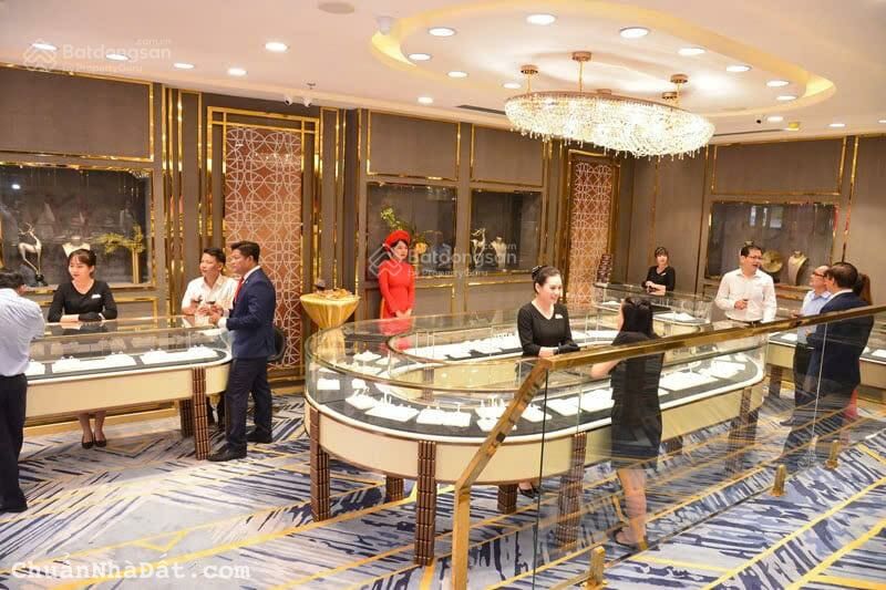 Góc 2MT 231 đường 3/2, P10, Quận 10. DT: 12x18m. T 2L ST.Giá cho thuê: 90 triệu/tháng.