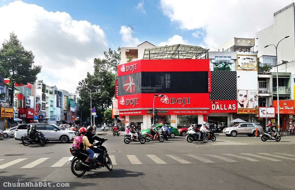 Góc 2MT 231 đường 3/2, P10, Quận 10. DT: 12x18m. T 2L ST.Giá cho thuê: 90 triệu/tháng.