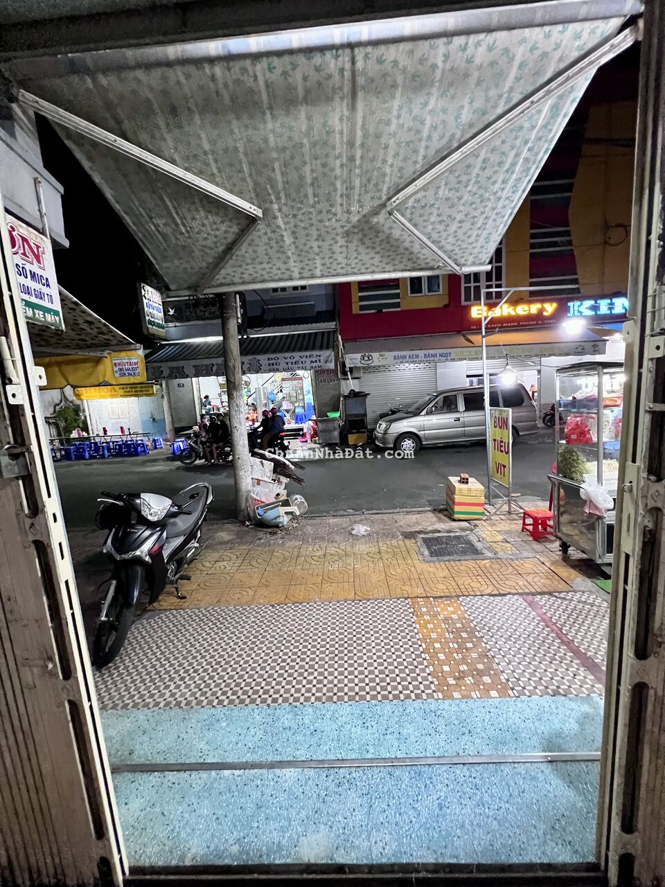 Mặt bằng cho thuê và ở . Nằm ngay vị trí chợ Sóc Trăng . Nơi buôn bán đông đảo nhiều người qua lại Mặt bằng cho thuê và ở . Nằm ngay vị trí chợ Sóc Trăng . Nơi buôn bán đông đảo nhiều người qua lại