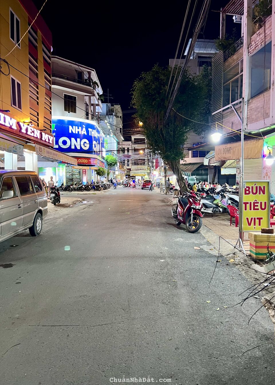 Mặt bằng cho thuê và ở . Nằm ngay vị trí chợ Sóc Trăng . Nơi buôn bán đông đảo nhiều người qua lại Mặt bằng cho thuê và ở . Nằm ngay vị trí chợ Sóc Trăng . Nơi buôn bán đông đảo nhiều người qua lại