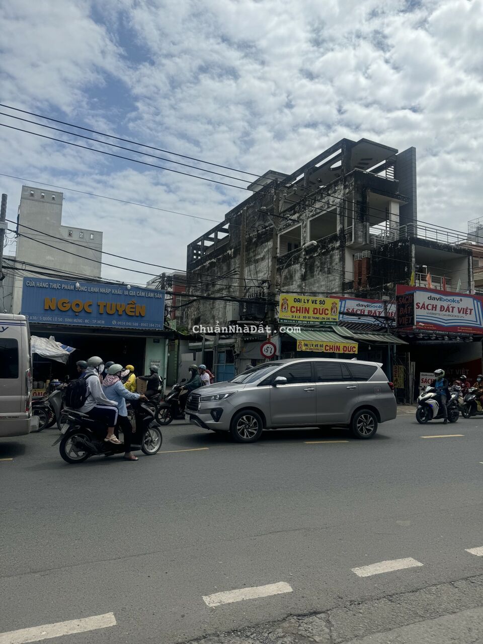 Nhà Mặt Tiền Ngay chợ Bình Chánh Sổ Hồng Riêng iêng 