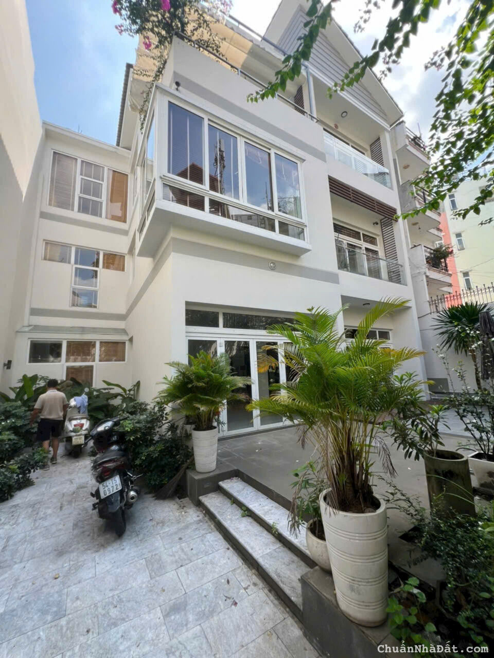 Biệt thự Sang Trọng - Hiếm có HXH 221/13 Lê Văn Sỹ, Quận 3 - 15x18M, 5 Tầng, sân vườn, 48 Tỷ ! Biệt thự Sang Trọng - Hiếm có HXH 221/13 Lê Văn Sỹ, Quận 3 - 15x18M, 5 Tầng, sân vườn, 48 Tỷ !