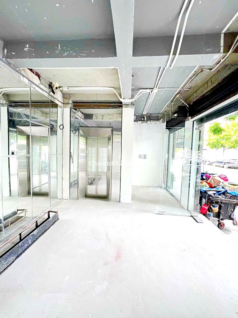 Cho thuê nhà 73 Nguyễn Khắc Nhu, P Cô Giang, Q1. 4 Tầng, Sân Thượng có Thang máy chỉ 65tr