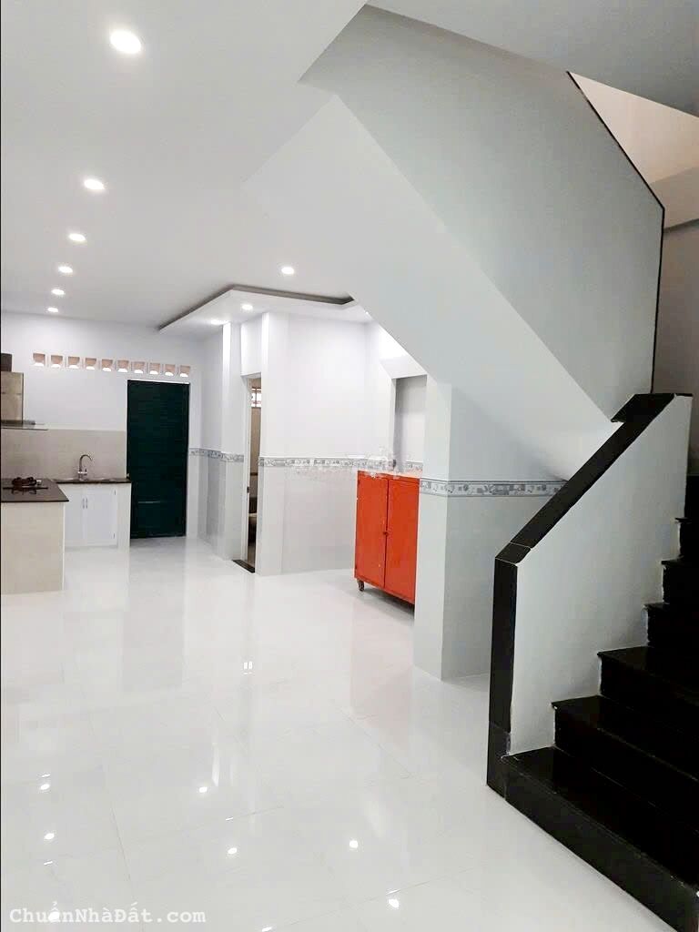 Cho thuê nhà mặt tiền đường Ba Vì, Phường 15, Quận 10. Trệt, lầu, sân thượng chỉ 40tr