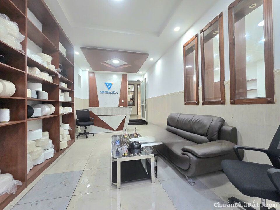 Cho thuê biệt thự 2MT 172 - 174 Bàu Cát 3, Phường 12, Quận Tân Bình. Trệt, 3 lầu, 8,2x20 chỉ 65tr