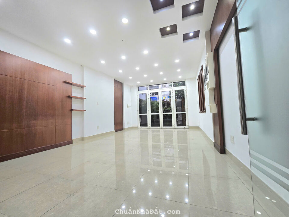 Cho thuê biệt thự 2MT 172 - 174 Bàu Cát 3, Phường 12, Quận Tân Bình. Trệt, 3 lầu, 8,2x20 chỉ 65tr