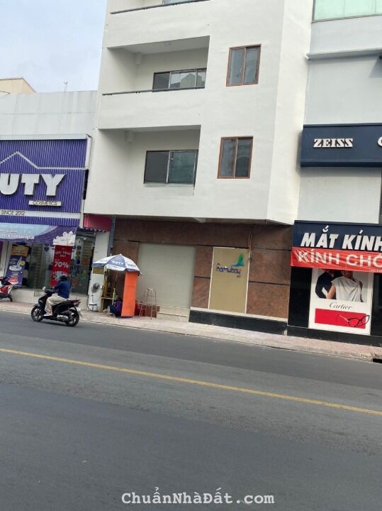 Cho thuê nhà 24 Hoàng Việt - Út Tịch, Phường 4, Quận Tân Bình. Trệt, 4 Lầu có Thang Máy chỉ 90tr