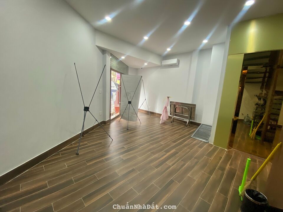 Cho thuê nhà 24 Hoàng Việt - Út Tịch, Phường 4, Quận Tân Bình. Trệt, 4 Lầu có Thang Máy chỉ 90tr