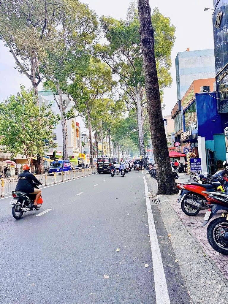 Cho thuê nhà mặt tiền 291 Nguyễn Tri Phương, P8, Q10. Trệt, 3 lầu, Sân Thượng chỉ 90tr