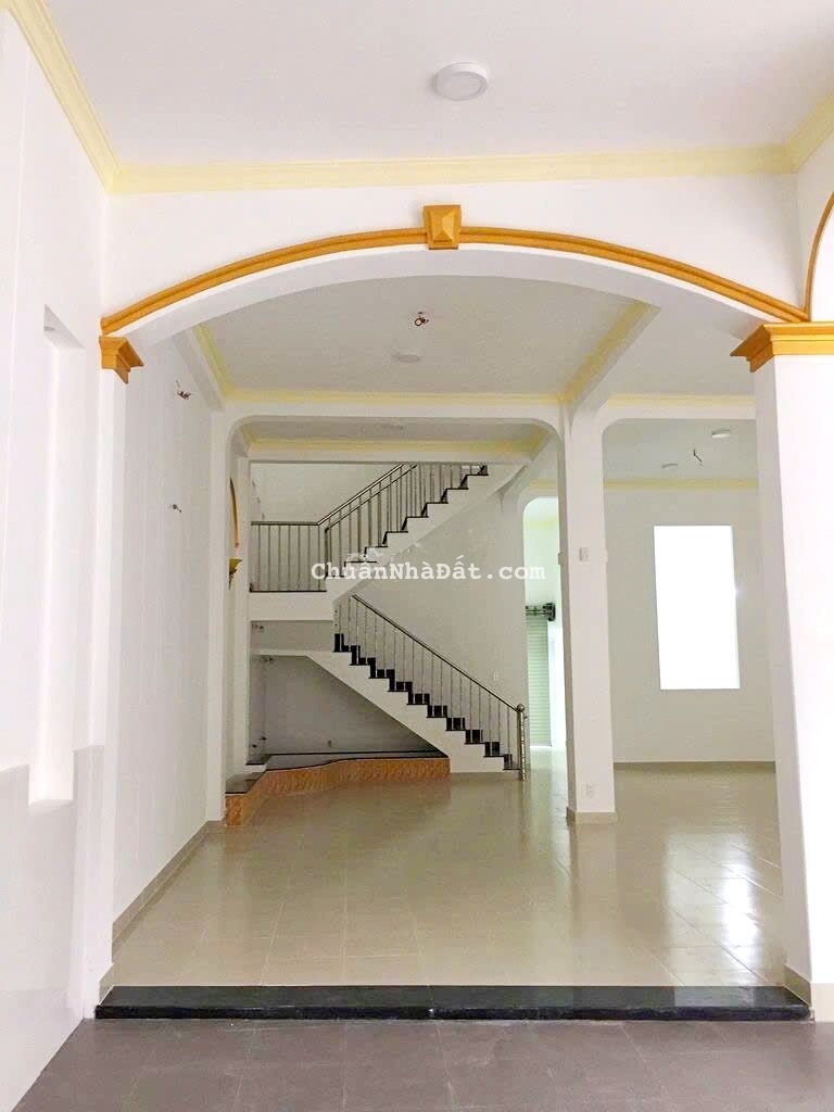 Cho thuê nhà 28E Tăng Bạt Hổ, Phường 11, Quận Bình Thạnh.  Trệt, 3 lầu. DT 550m2 chỉ 55tr